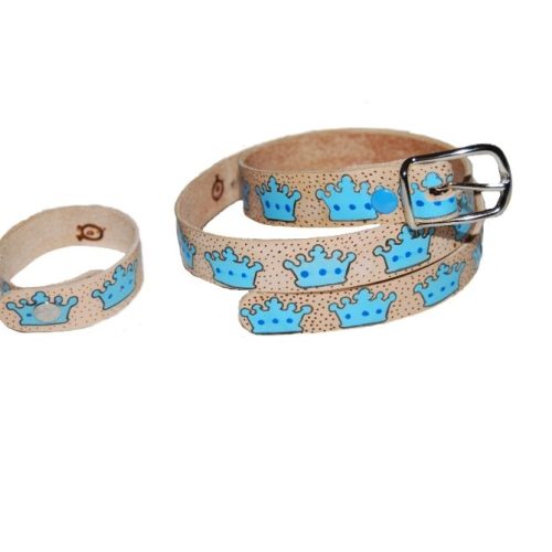 Cinturón de cuero con coronas azules pintado a mano
