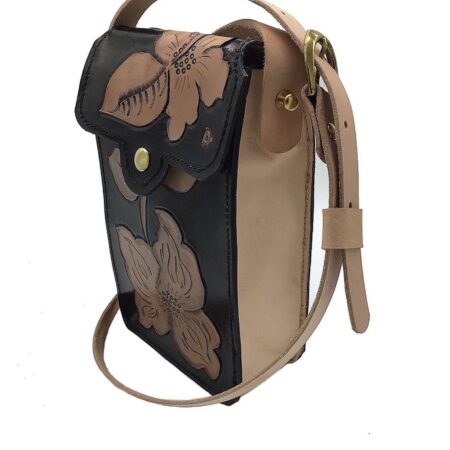 Bolso bandolera de cuero artesanal con flores repujadas en negro y cuero natural
