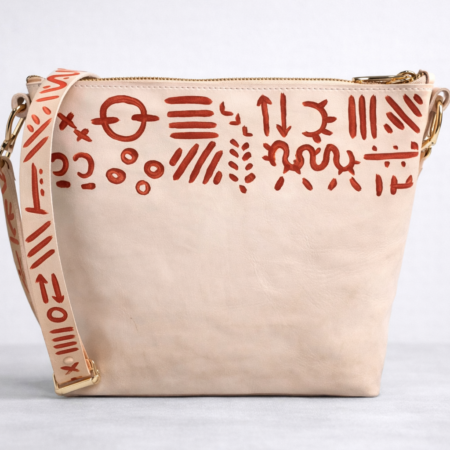 Bolso de cuero artesanal estilo étnico con motivos pintados a mano en tonos tierra