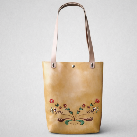 Bolso tote artesanal de cuero natural con decoración floral pintada a mano visto de frente.