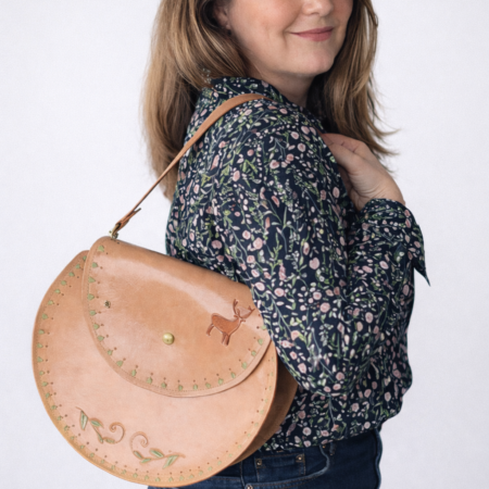 Bolso de cuero artesanal grande con diseño de ciervo repujado a mano