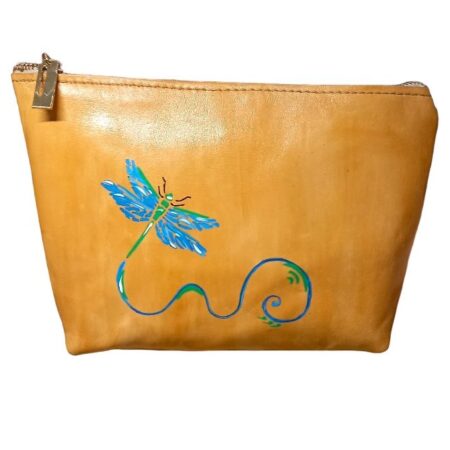 Neceser artesanal de cuero natural con dibujo de libélula pintada a mano en tonos azules y verdes.