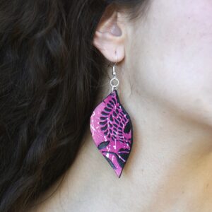 Pendientes de cuero en forma de hoja pintados a mano