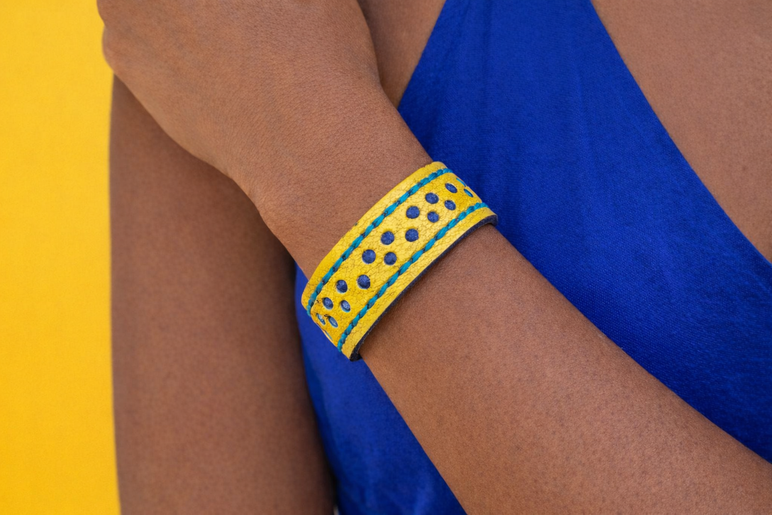 Brazalete de cuero Sol y Azul