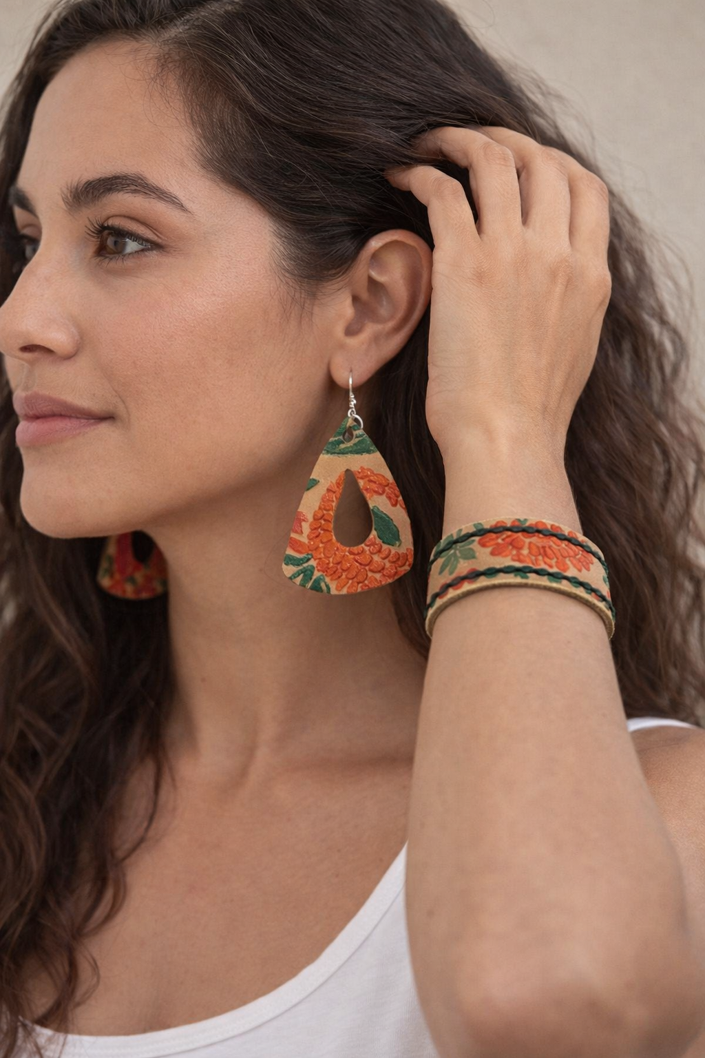 Pendientes de cuero repujados Peonías