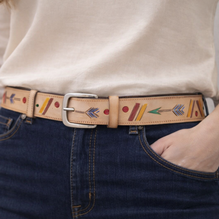 Cinturón de cuero artesanal con motivos estilo indio pintados a mano