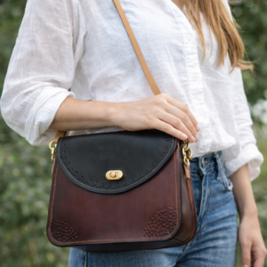 Bolso artesanal bicolor en cuero (burdeos y negro)