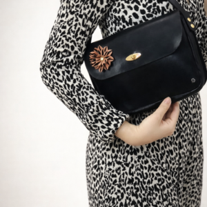 Bolso de cuero negro con flor artesanal pintada a mano
