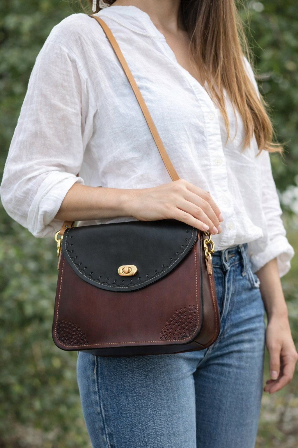 Bolso artesanal bicolor en cuero (burdeos y negro)
