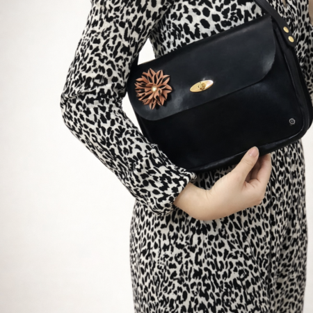 Bolso de cuero negro artesanal para mujer con flor hecha a mano y cierre dorado