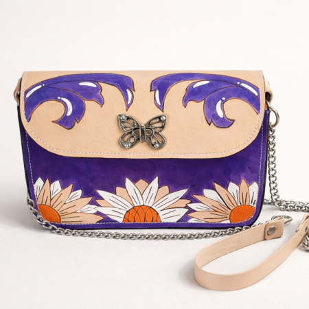 Bolso artesanal con diseño floral y mariposa