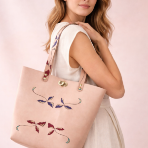 Bolso tote de cuero artesanal con flores pirograbadas y pintadas a mano con detalles en pan de oro