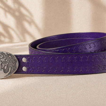 Cinturón artesanal de cuero morado con grabado decorativo y hebilla plateada con diseño Árbol de la Vida.