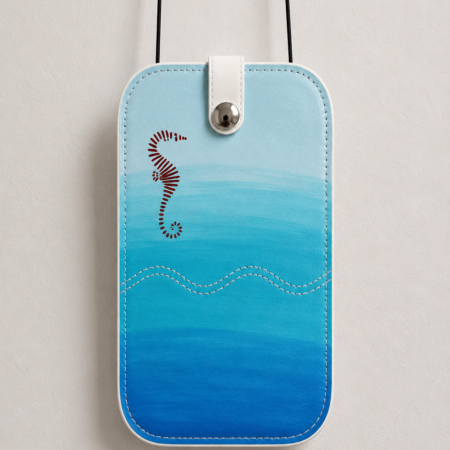 Porta móvil artesanal de cuero Pajarico con diseño de caballito de mar en tonos azules
