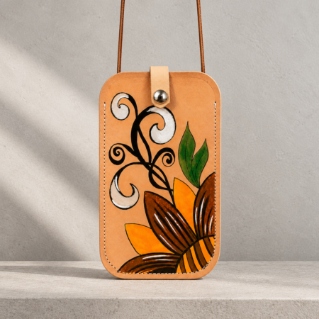 Porta móvil artesanal de cuero pintado a mano Pajarico con diseño de flor girasol.
