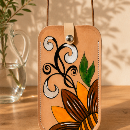 Porta móvil artesanal de cuero pintado a mano Pajarico con diseño de flor girasol.