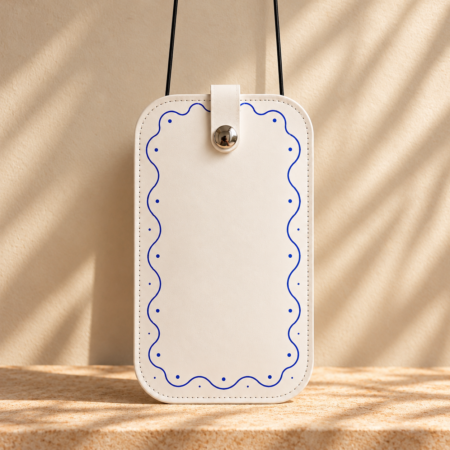 Porta móvil artesanal de cuero blanco Pajarico con marco decorativo ondulado en color azul.
