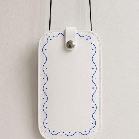 Porta móvil artesanal de cuero blanco Pajarico con marco decorativo ondulado en color azul.